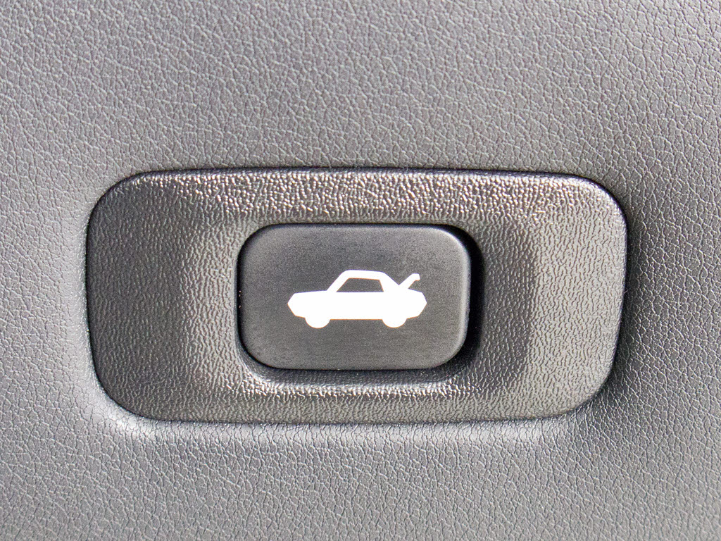 ボタン一つでトランクオープンが可能！車内
から操作できる為、非常に便利な装備の一つ
となります！
