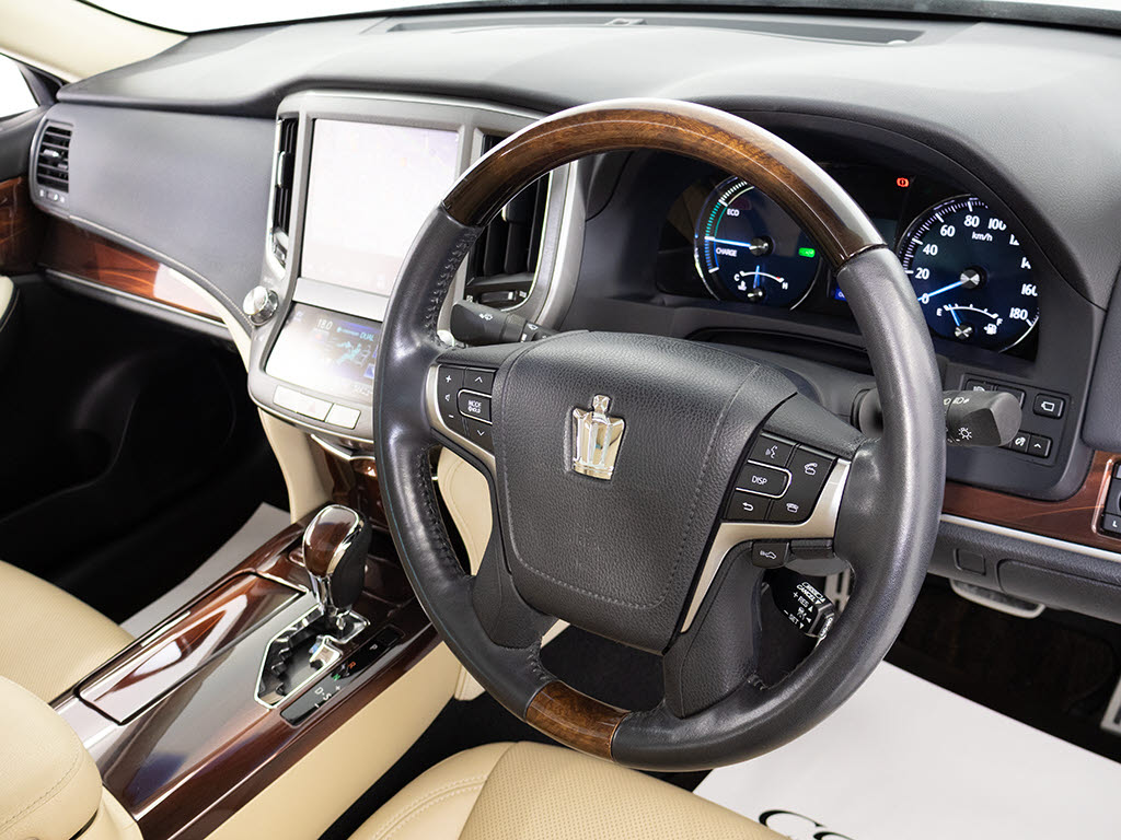 ★使いやすさや安全性を追求したステアリン
グ周り！高級車ゆえにスイッチ類が多いのも
特徴ですね！考え尽くされた配置ですぐに使
いこなす事が出来ますのでご安心下さい！是
非、体感してみて下さい！！