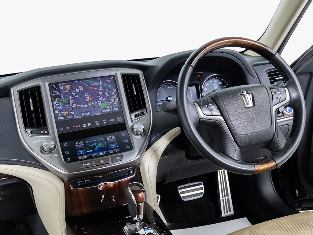 ★使いやすさや安全性を追求したステアリン
グ周り！高級車ゆえにスイッチ類が多いのも
特徴ですね！考え尽くされた配置ですぐに使
いこなす事が出来ますのでご安心下さい！是
非、体感してみて下さい！！