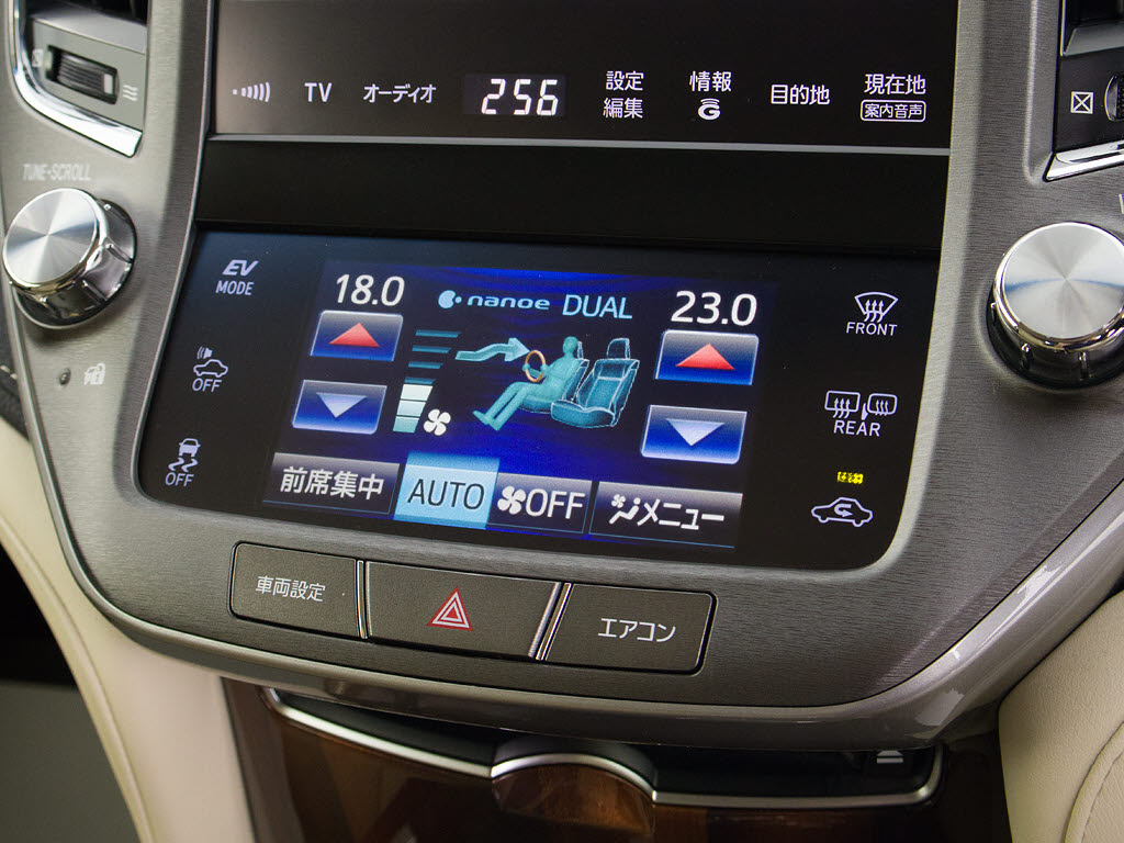 使いやすさや安全性を追求したステアリング
周り！高級車ゆえにスイッチ類が多いのも特
徴ですね！考え尽くされた配置ですぐに使い
こなす事が出来ますのでご安心下さい！是非
、体感してみて下さい！！