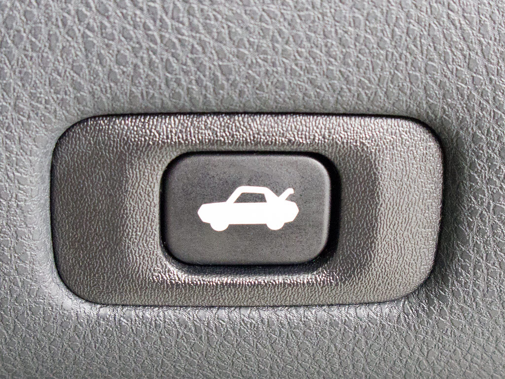 ボタン一つでトランクオープンが可能！車内
から操作できる為、非常に便利な装備の一つ
となります！