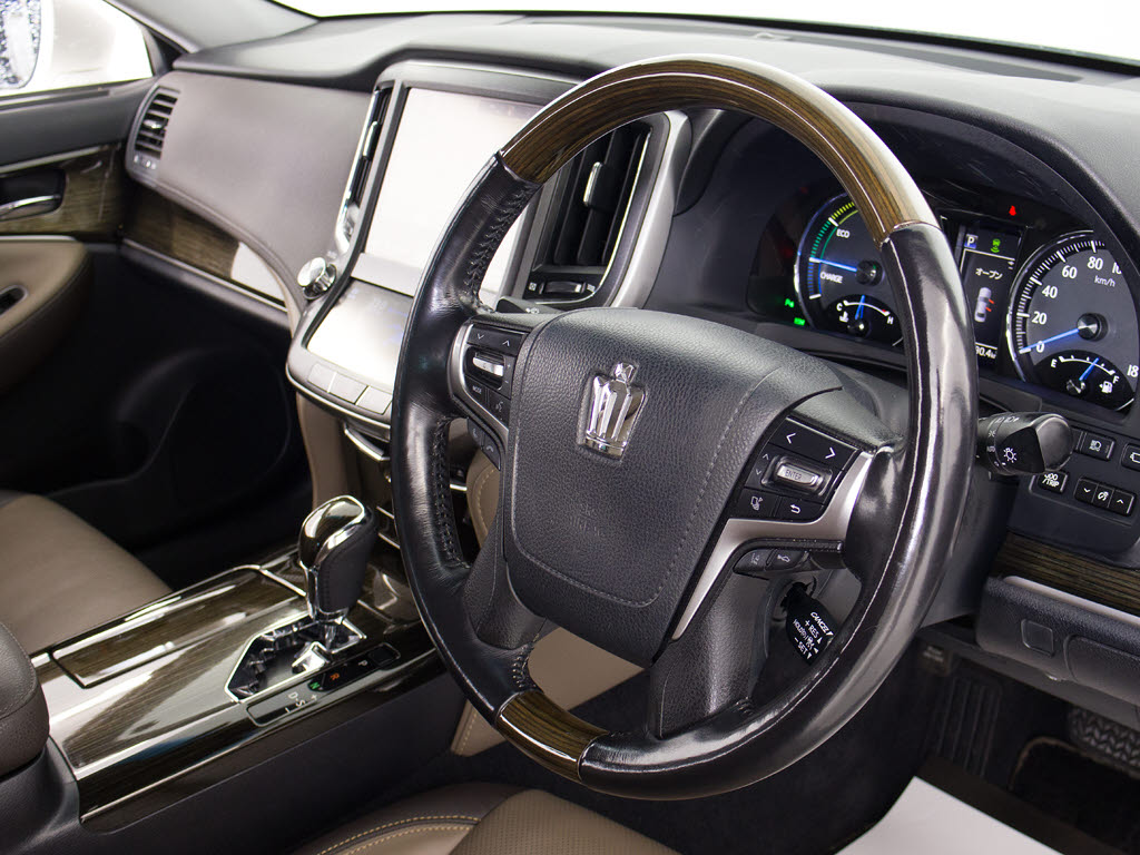 使いやすさや安全性を追求したステアリング
周り！高級車ゆえにスイッチ類が多いのも特
徴ですね！考え尽くされた配置ですぐに使い
こなす事が出来ますのでご安心下さい！是非
、体感してみて下さい！！