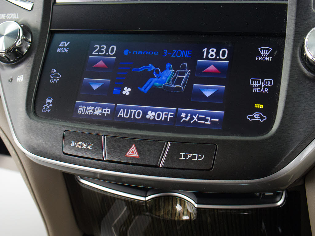 使いやすさや安全性を追求したステアリング
周り！高級車ゆえにスイッチ類が多いのも特
徴ですね！考え尽くされた配置ですぐに使い
こなす事が出来ますのでご安心下さい！是非
、体感してみて下さい！！