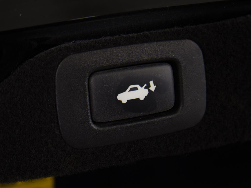 スイッチ操作でトランクリッドの自動開閉が
行えます。電子キー本体のワイヤレス機能や
運転席のスイッチからでもオープン操作が可
能です！高級車ならではの快適装備です！！