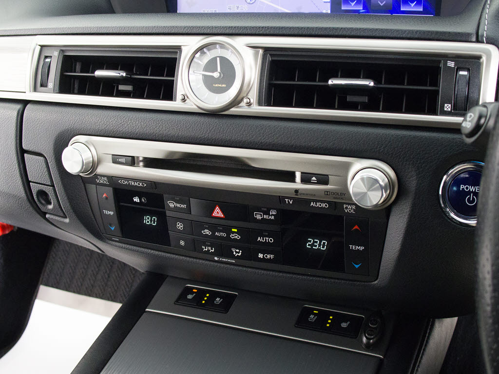 ★使いやすさや安全性を追求したステアリン
グ周り！高級車ゆえにスイッチ類が多いのも
特徴ですね！考え尽くされた配置ですぐに使
いこなす事が出来ますのでご安心下さい！是
非、体感してみて下さい！！