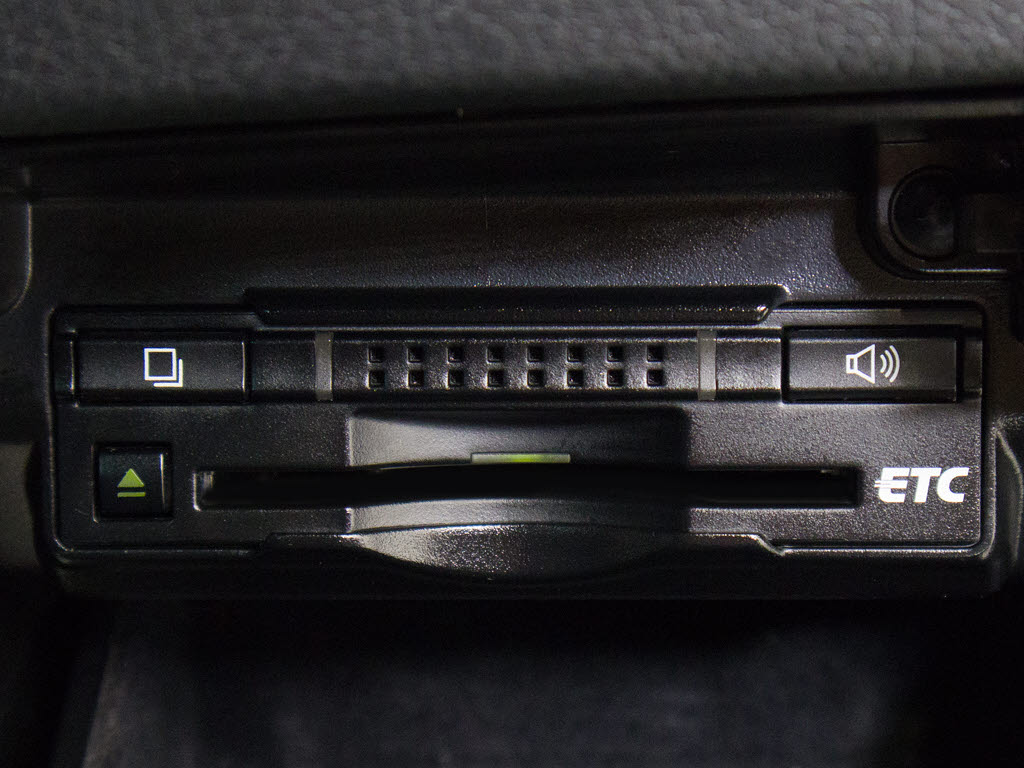 コンソール内一体型のビルトインＥＴＣ装備
！見た目の部分も良いですが、ＥＴＣカード
の盗難防止になる設置箇所です！料金所の渋
滞回避！時間帯・日によって料金の軽減を受
けられます！ストレス知らずのドライブ！