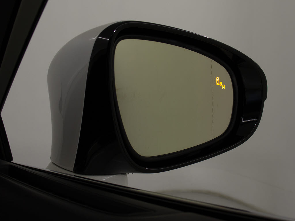 BSM(ブラインドスポットモニタ)！隣の車線
を走る車両をレーダーで検知し、ドアミラー
では確認しにくい後側方エリアに存在する車
両に加えて、急接近してくる車両も検知しま
す。
