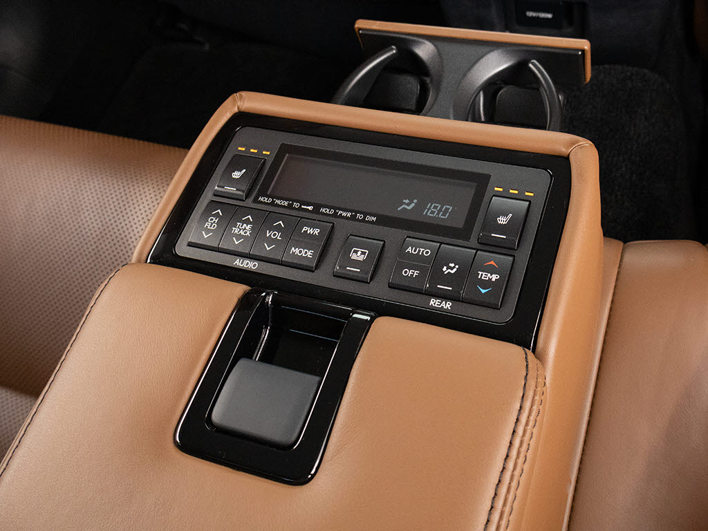 後席もＶＩＰ装備！後席センターコンソール
の画像です！こちらのお車は、オーディオな
ども後席から操作出来るなど豪華！ゲストに
喜んで頂ける装備ですね！