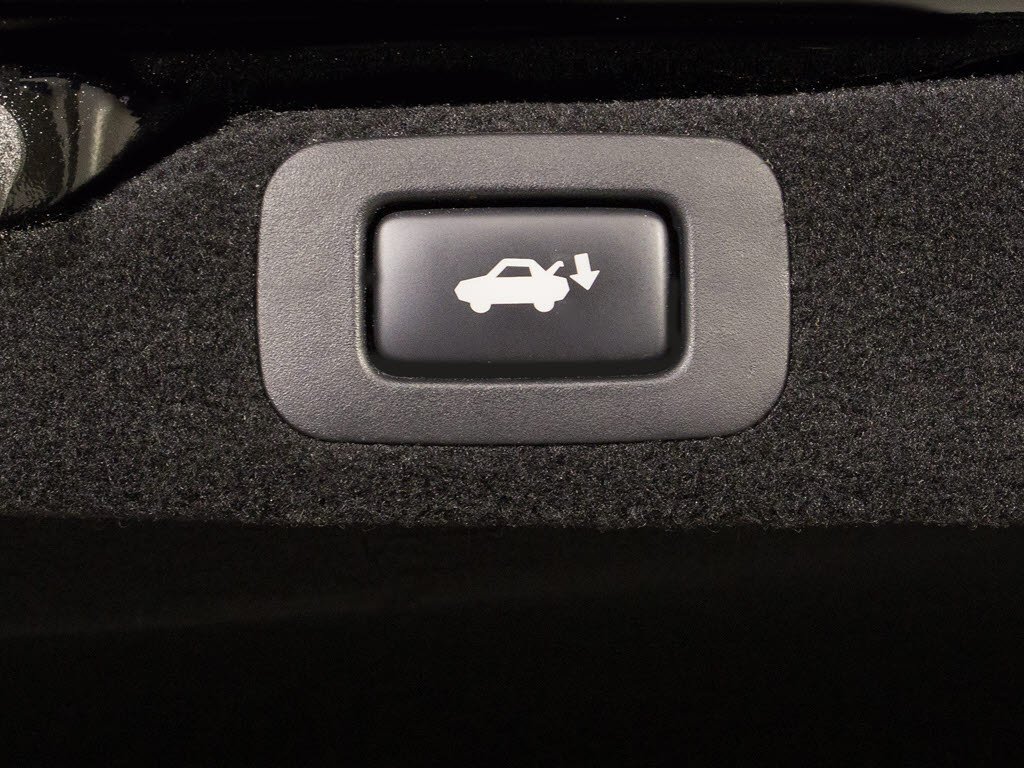 スイッチ操作でトランクリッドの自動開閉が
行えます。電子キー本体のワイヤレス機能や
運転席のスイッチからでもオープン操作が可
能です！高級車ならではの快適装備です！！