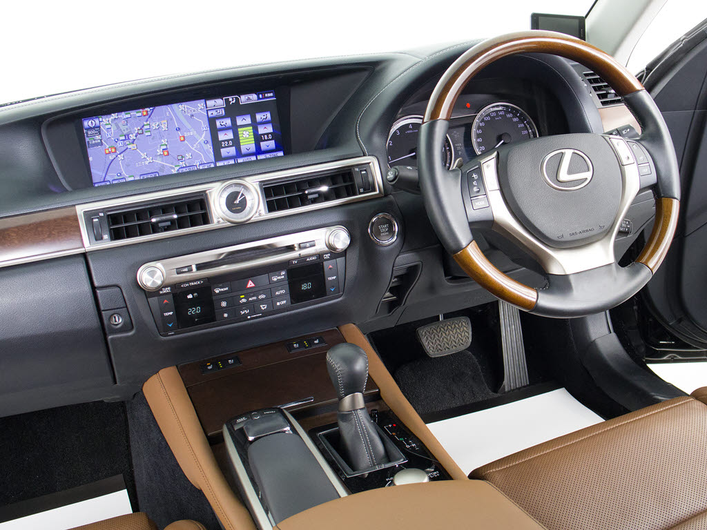 ★使いやすさや安全性を追求したステアリン
グ周り！高級車ゆえにスイッチ類が多いのも
特徴ですね！考え尽くされた配置ですぐに使
いこなす事が出来ますのでご安心下さい！是
非、体感してみて下さい！！