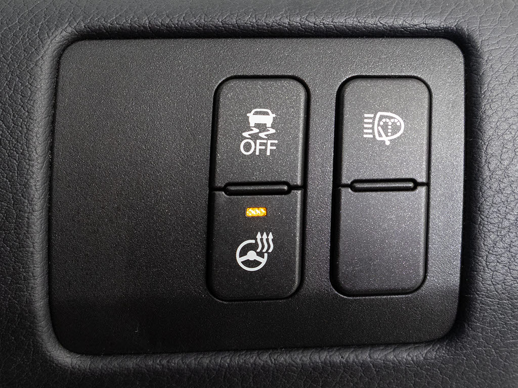 ★使いやすさや安全性を追求したステアリン
グ周り！高級車ゆえにスイッチ類が多いのも
特徴ですね！考え尽くされた配置ですぐに使
いこなす事が出来ますのでご安心下さい！是
非、体感してみて下さい！！