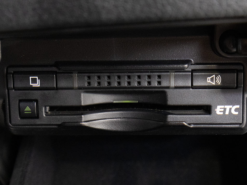 コンソール内一体型のビルトインＥＴＣ装備
！見た目の部分も良いですが、ＥＴＣカード
の盗難防止になる設置箇所です！料金所の渋
滞回避！時間帯・日によって料金の軽減を受
けられます！ストレス知らずのドライブ！
