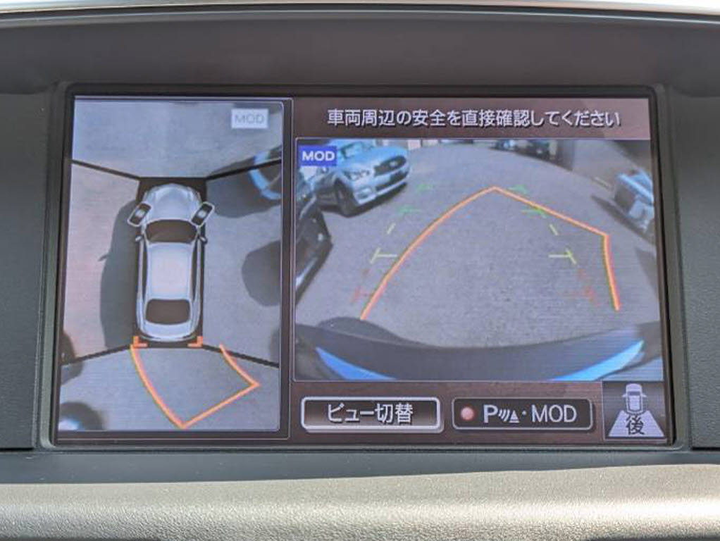 アラウンドビューモニターを装備！上から車
両を見下ろしたような映像をナビ画面に表示
できます。車両前後左右に搭載した4つのカ
メラ映像を継ぎ目なく合成！目視では見えな
い部分もリアルタイムで見れます。