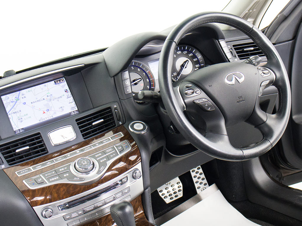 ★使いやすさや安全性を追求したステアリン
グ周り！高級車ゆえにスイッチ類が多いのも
特徴ですね！考え尽くされた配置ですぐに使
いこなす事が出来ますのでご安心下さい！是
非、体感してみて下さい！！