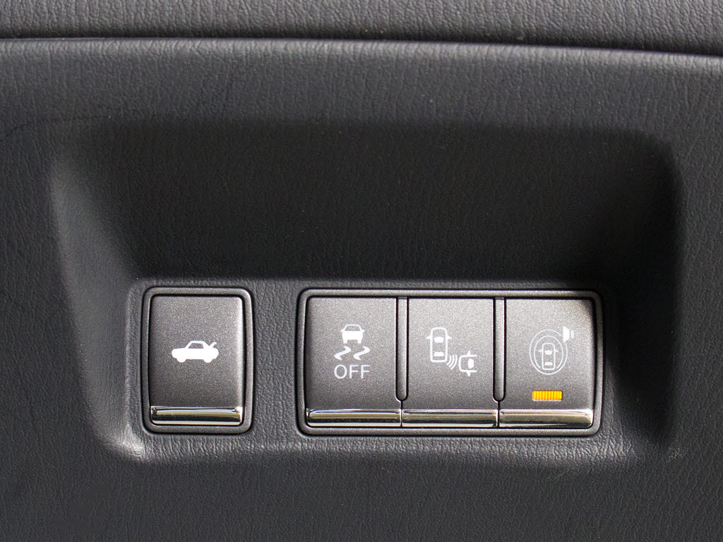 ★使いやすさや安全性を追求したステアリン
グ周り！高級車ゆえにスイッチ類が多いのも
特徴ですね！考え尽くされた配置ですぐに使
いこなす事が出来ますのでご安心下さい！是
非、体感してみて下さい！！