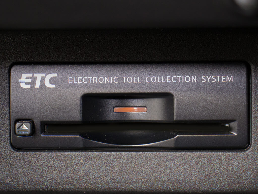 コンソール内一体型のビルトインＥＴＣ装備
！見た目の部分も良いですが、ＥＴＣカード
の盗難防止になる設置箇所です！料金所の渋
滞回避！時間帯・日によって料金の軽減を受
けられます！ストレス知らずのドライブ！
