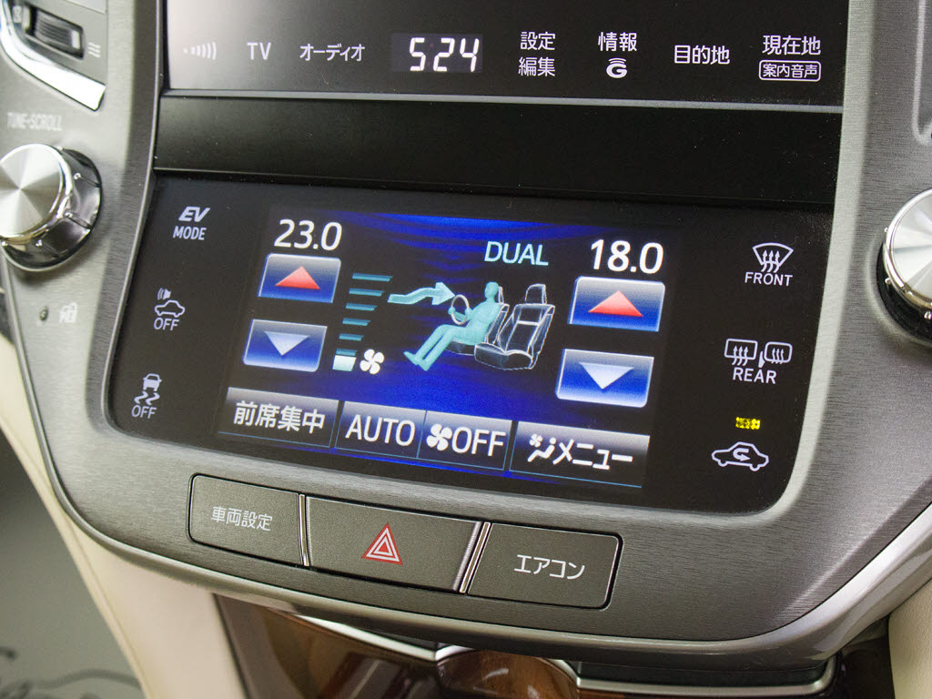 使いやすさや安全性を追求したステアリング
周り！高級車ゆえにスイッチ類が多いのも特
徴ですね！考え尽くされた配置ですぐに使い
こなす事が出来ますのでご安心下さい！是非
、体感してみて下さい！！