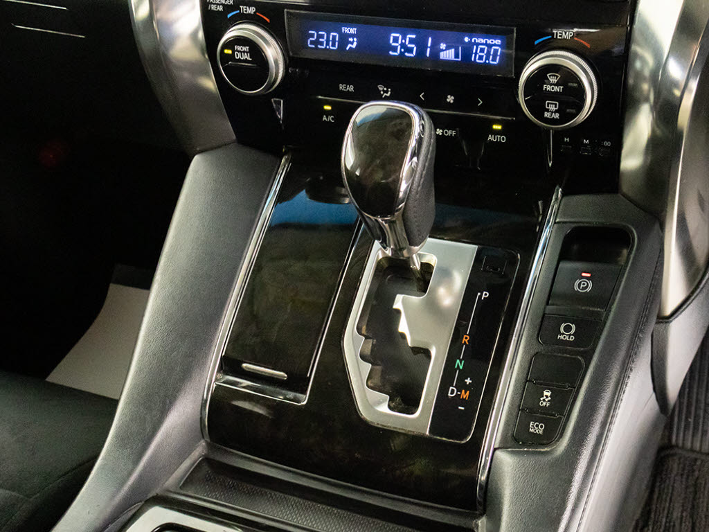 後席もVIP装備！こちらのお車は、エアコン
の設定も後席から操作出来るなど豪華！ゲス
トに喜んで頂ける装備ですね！