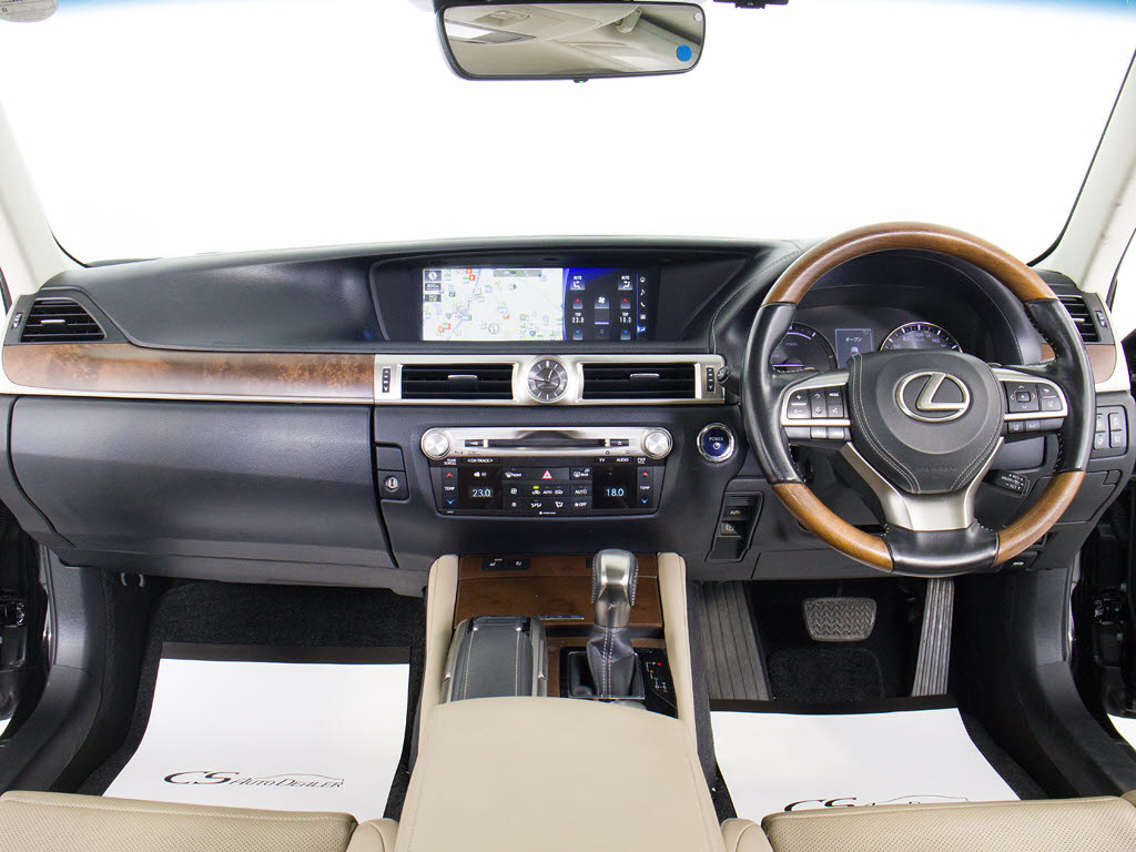 ★使いやすさや安全性を追求したステアリン
グ周り！高級車ゆえにスイッチ類が多いのも
特徴ですね！考え尽くされた配置ですぐに使
いこなす事が出来ますのでご安心下さい！是
非、体感してみて下さい！！