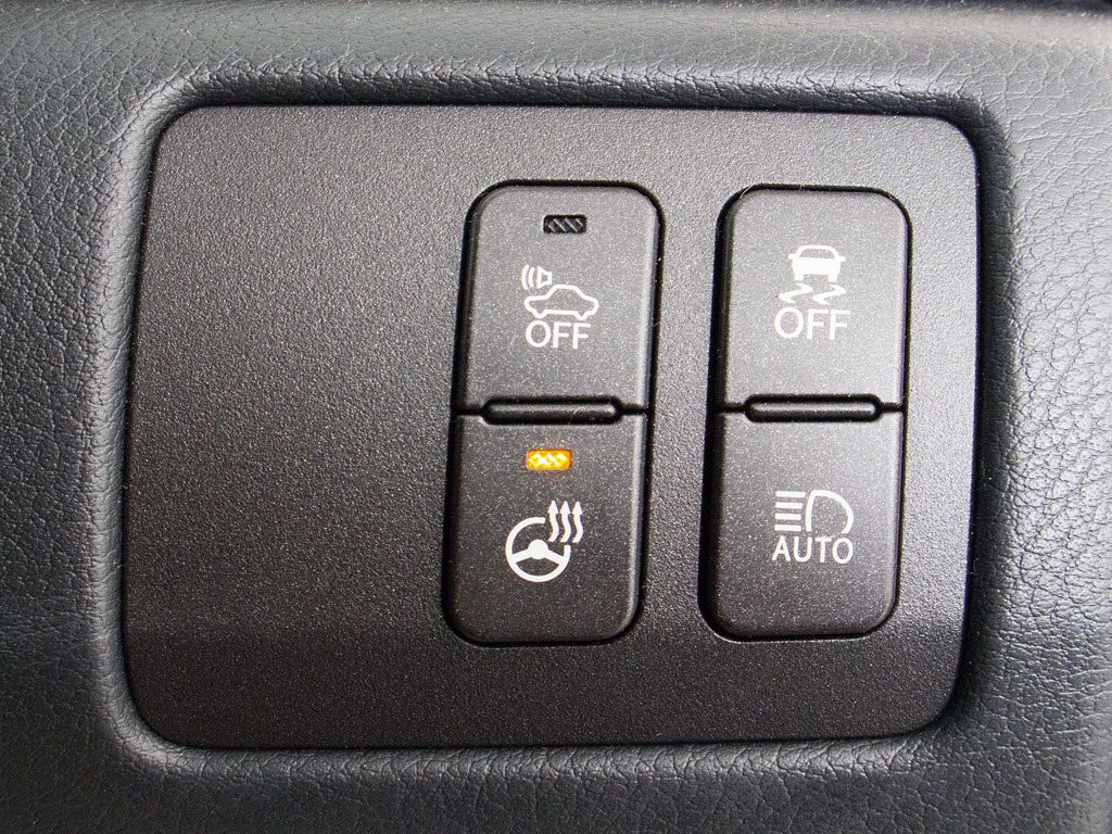 ★使いやすさや安全性を追求したステアリン
グ周り！高級車ゆえにスイッチ類が多いのも
特徴ですね！考え尽くされた配置ですぐに使
いこなす事が出来ますのでご安心下さい！是
非、体感してみて下さい！！
