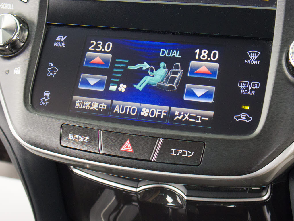 使いやすさや安全性を追求したステアリング
周り！高級車ゆえにスイッチ類が多いのも特
徴ですね！考え尽くされた配置ですぐに使い
こなす事が出来ますのでご安心下さい！是非
、体感してみて下さい！！