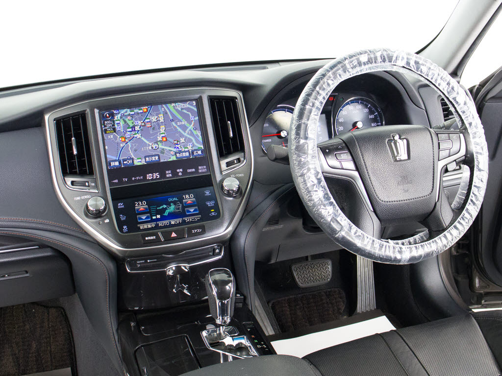 使いやすさや安全性を追求したステアリング
周り！高級車ゆえにスイッチ類が多いのも特
徴ですね！考え尽くされた配置ですぐに使い
こなす事が出来ますのでご安心下さい！是非
、体感してみて下さい！！