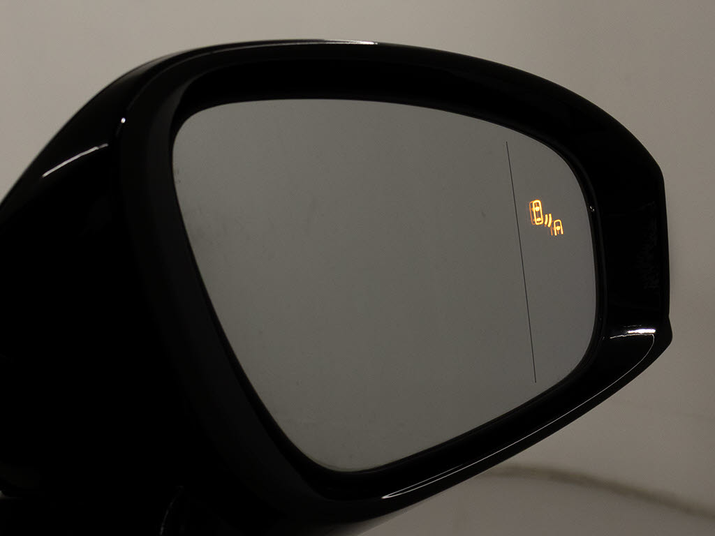 ＢＳＭ（ブラインドスポットモニタ）！隣の
車線を走る車両をレーダーで検知し、ドアミ
ラーでは確認しにくい後側方エリアに存在す
る車両に加えて、急接近してくる車両も検知
します。