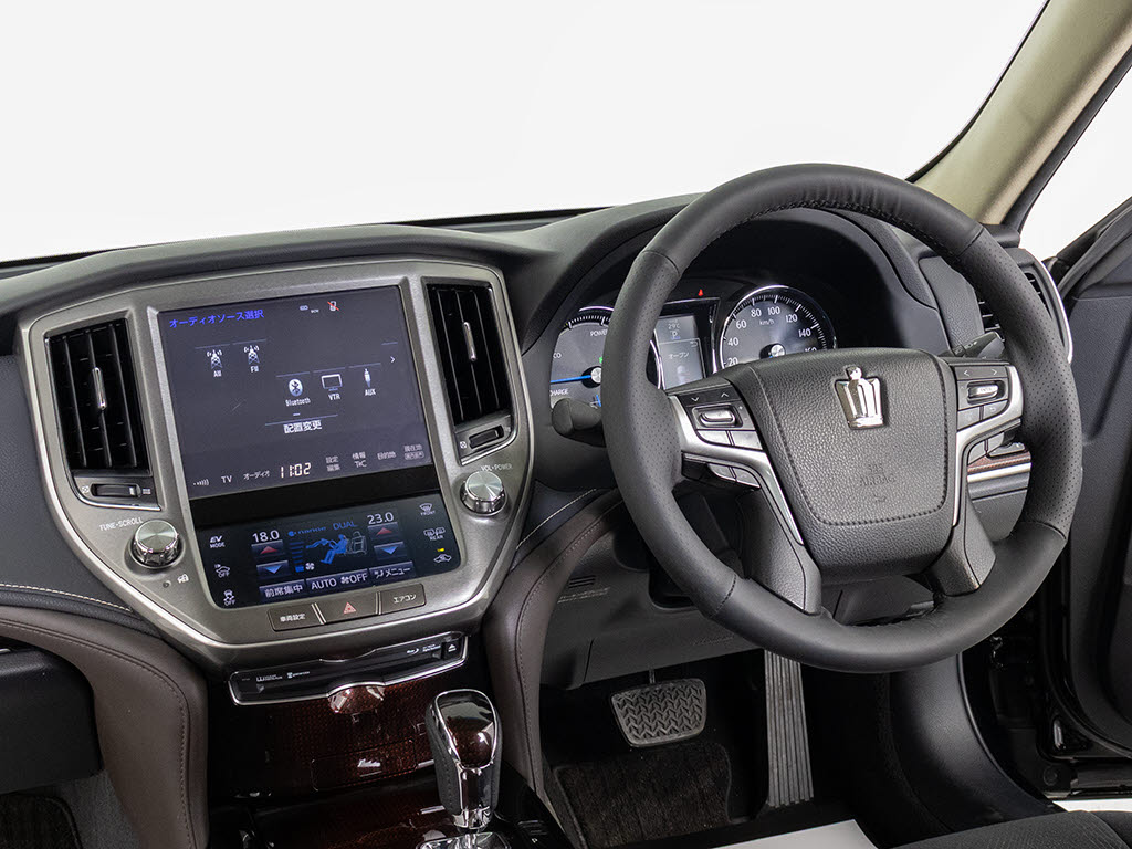 使いやすさや安全性を追求したステアリング
周り！高級車ゆえにスイッチ類が多いのも特
徴ですね！考え尽くされた配置ですぐに使い
こなす事が出来ますのでご安心下さい！是非
、体感してみて下さい！！