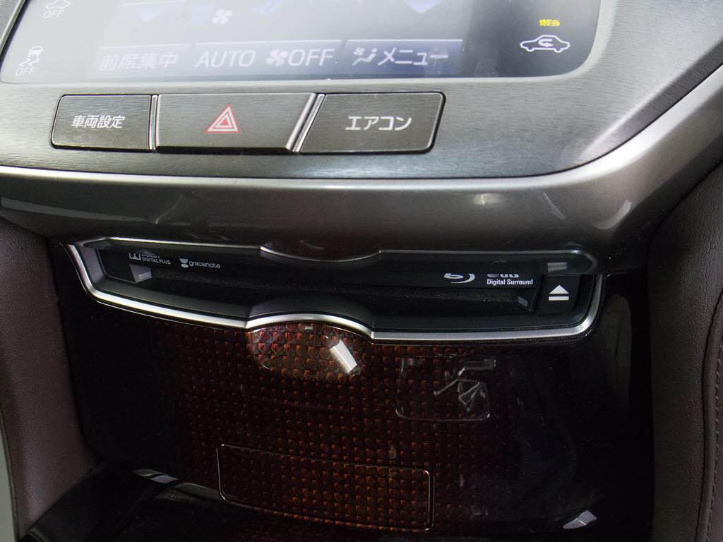 ＣＤはもちろんの事、ＤＶＤ＆Ｂｌｕ－ｒａ
ｙ再生も可能です。フルセグ地デジにも対応
しさらにＢｌｕｅｔｏｏｔｈにも対応してお
ります