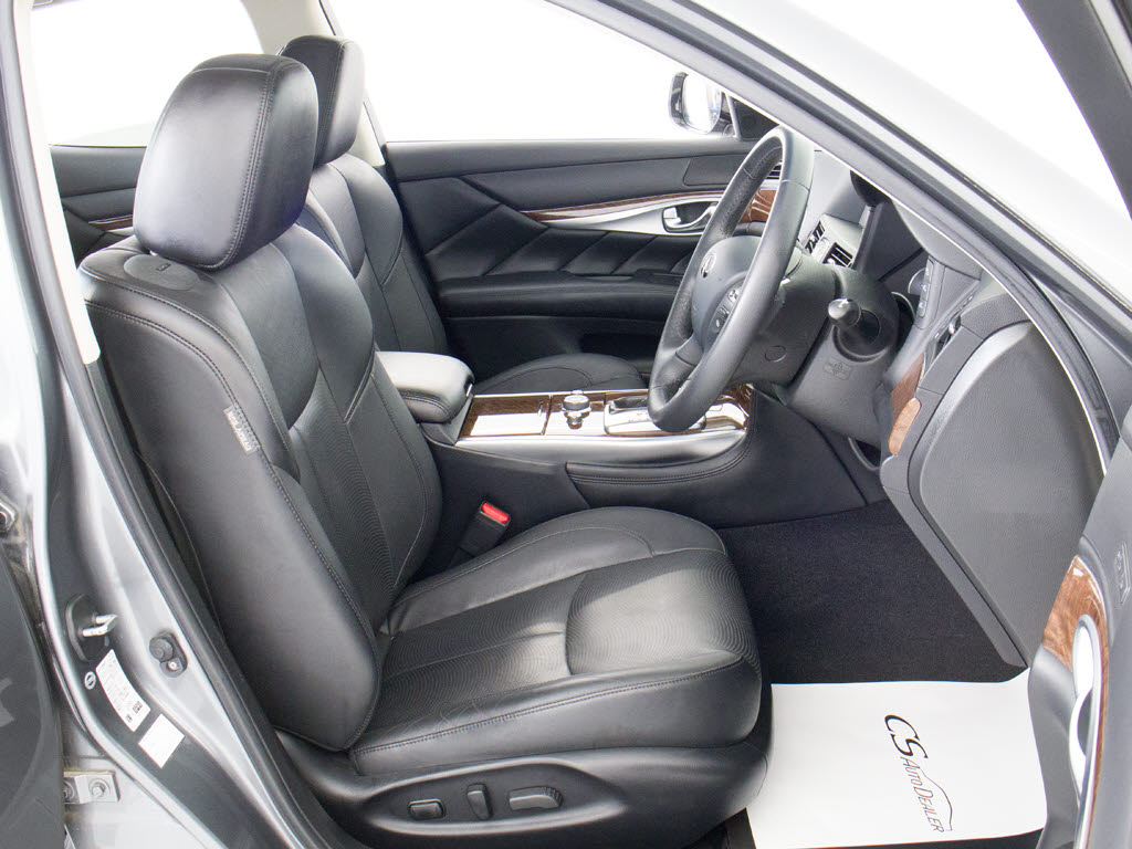 ★快適エアシート＆シートヒーターを装備し
ています！高級車ならではの装備です！シー
トが暖まる機能！シートから冷風が出る機能
！どちらも付いています！！寒い冬も、暑い
夏も快適にご乗車頂けますよ！！