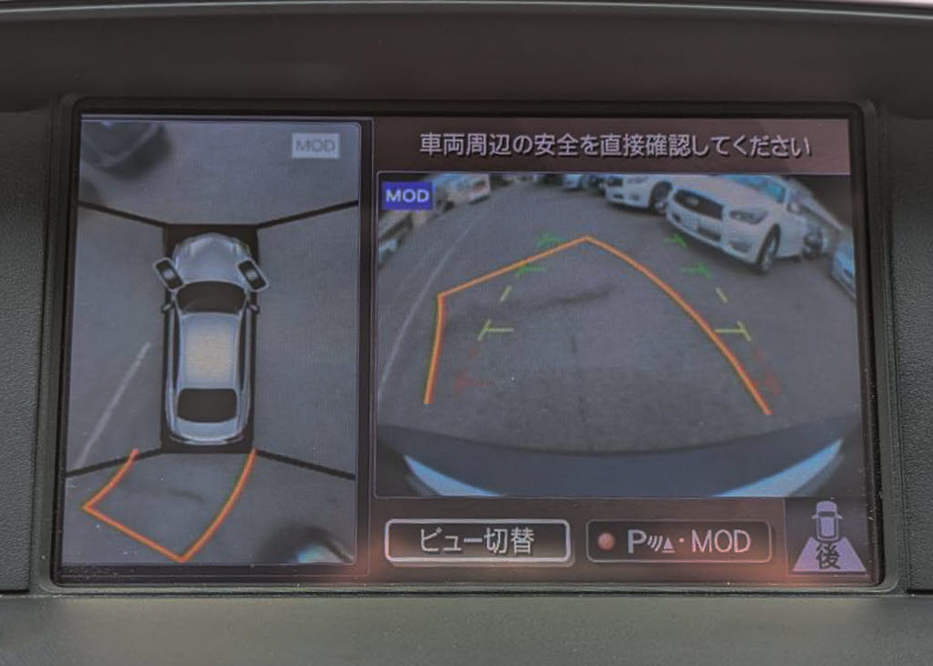 アラウンドビューモニターを装備！上から車
両を見下ろしたような映像をナビ画面に表示
できます。車両前後左右に搭載した4つのカ
メラ映像を継ぎ目なく合成！目視では見えな
い部分もリアルタイムで見れます。