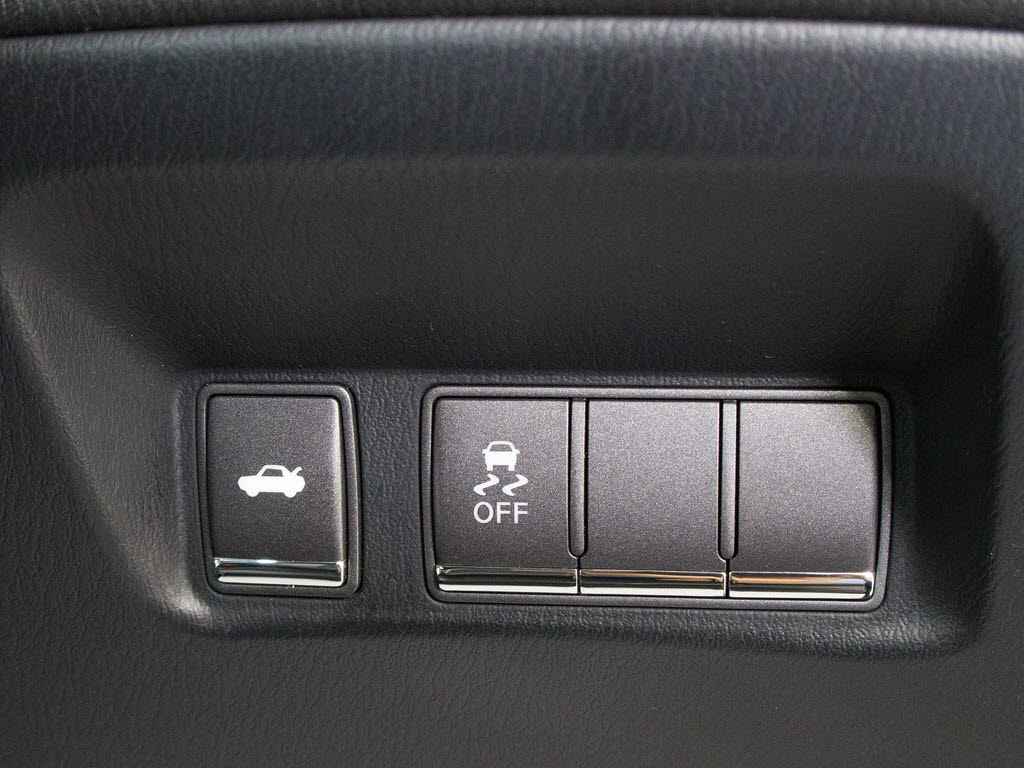 ★使いやすさや安全性を追求したステアリン
グ周り！高級車ゆえにスイッチ類が多いのも
特徴ですね！考え尽くされた配置ですぐに使
いこなす事が出来ますのでご安心下さい！是
非、体感してみて下さい！！