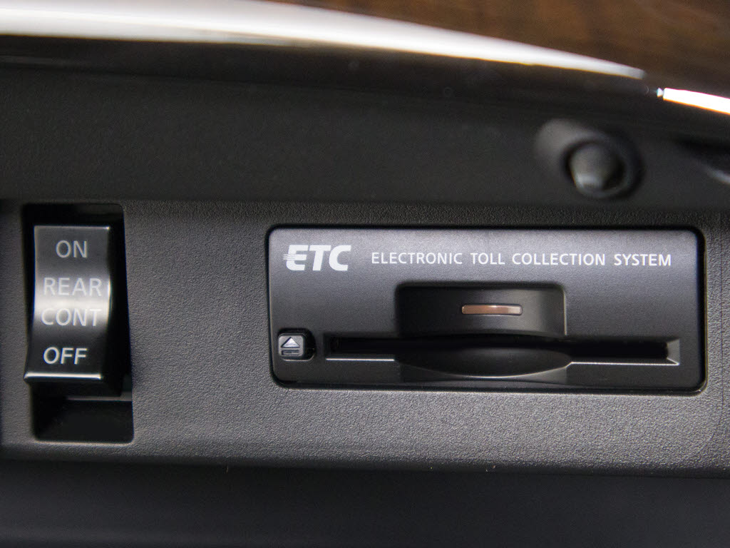 コンソール内一体型のビルトインＥＴＣ装備
！見た目の部分も良いですが、ＥＴＣカード
の盗難防止になる設置箇所です！料金所の渋
滞回避！時間帯・日によって料金の軽減を受
けられます！ストレス知らずのドライブ！