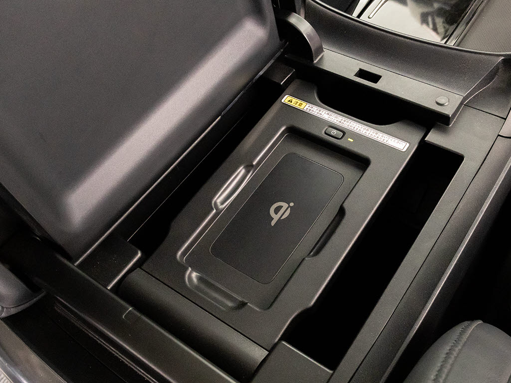 【置くだけ充電器】搭載車両です！！ケーブ
ル要らずで置くだけで充電できる人気の装備
です！！