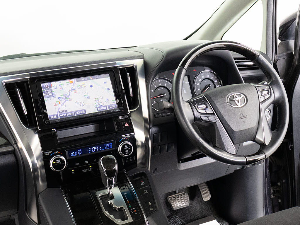 ★使いやすさや安全性を追求したステアリン
グ周り！高級車ゆえにスイッチ類が多いのも
特徴ですね！考え尽くされた配置ですぐに使
いこなす事が出来ますのでご安心下さい！是
非、体感してみて下さい！！