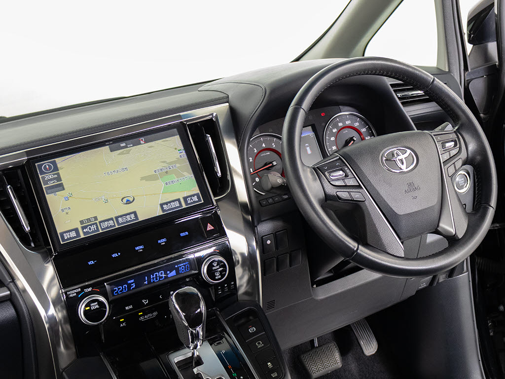★使いやすさや安全性を追求したステアリン
グ周り！高級車ゆえにスイッチ類が多いのも
特徴ですね！考え尽くされた配置ですぐに使
いこなす事が出来ますのでご安心下さい！是
非、体感してみて下さい！！