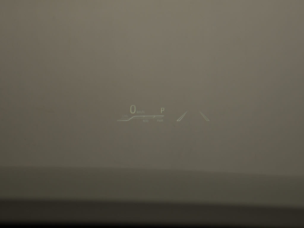 ヘッドアップディスプレイ(HUD)付！、フロ
ントウインドウガラスに運転支援システムの
作動状況や走行に関するさまざまな情報を表
示することができます。