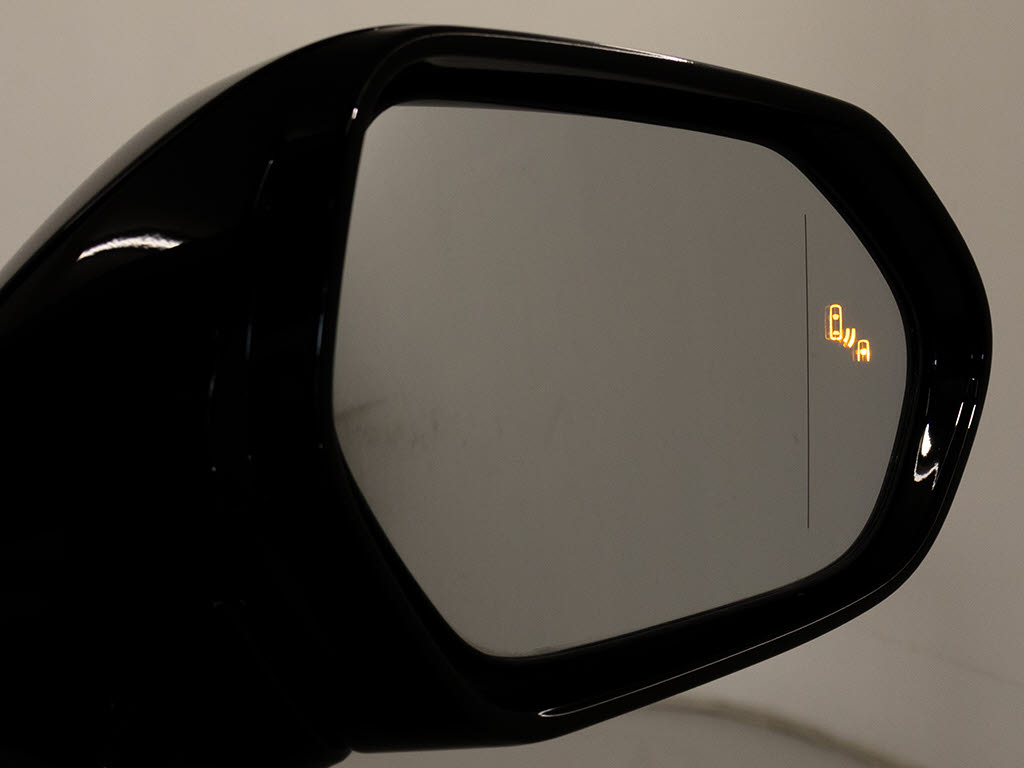ＢＳＭ（ブラインドスポットモニタ）！隣の
車線を走る車両をレーダーで検知し、ドアミ
ラーでは確認しにくい後側方エリアに存在す
る車両に加えて、急接近してくる車両も検知
します。