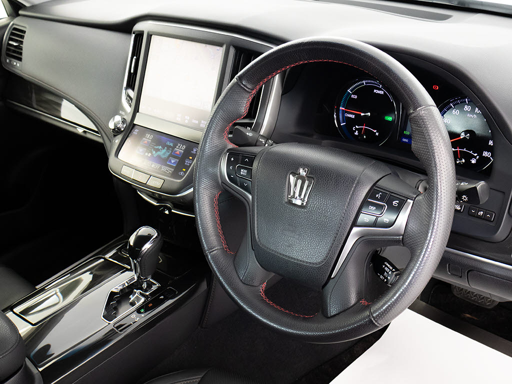 ★使いやすさや安全性を追求したステアリン
グ周り！高級車ゆえにスイッチ類が多いのも
特徴ですね！考え尽くされた配置ですぐに使
いこなす事が出来ますのでご安心下さい！是
非、体感してみて下さい！！