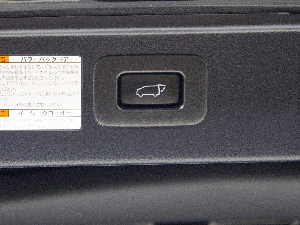 スイッチ操作でトランクリッドの自動開閉が
行えます。電子キー本体のワイヤレス機能や
運転席のスイッチからでもオープン操作が可
能です！高級車ならではの快適装備です！！