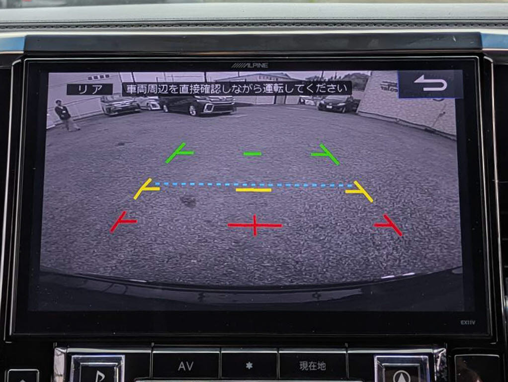 ギアをバックに入れると自動的に切り替わる
優れものです。鮮明なカメラ画像にて車庫入
れをサポートしてくれます。