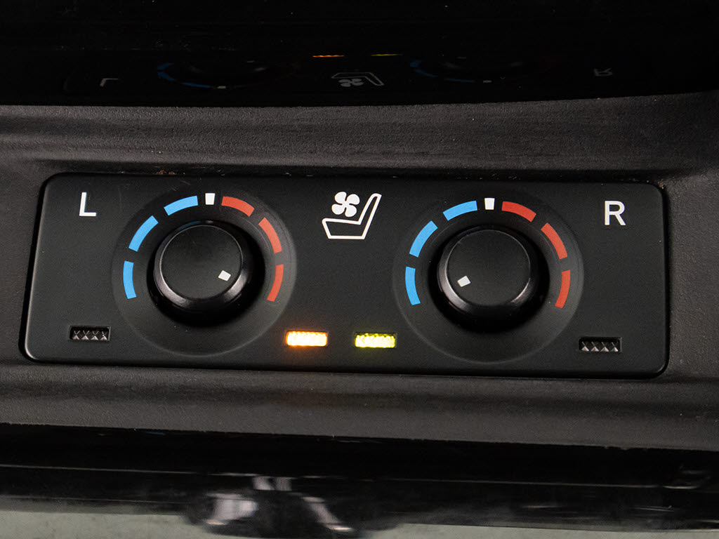 快適エアシート＆シートヒーターを装備して
います！高級車ならではの装備です！シート
が暖まる機能！シートから冷風が出る機能！
どちらも付いています！！寒い冬も、暑い夏
も快適にご乗車頂けます！！