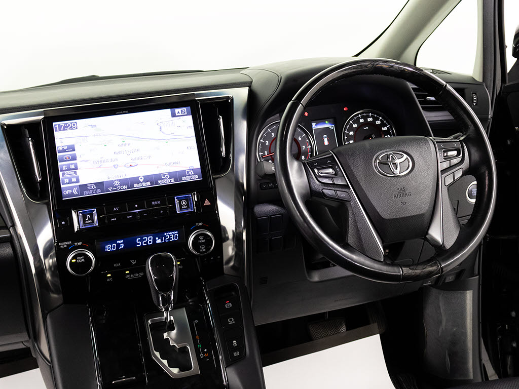 ★使いやすさや安全性を追求したステアリン
グ周り！高級車ゆえにスイッチ類が多いのも
特徴ですね！考え尽くされた配置ですぐに使
いこなす事が出来ますのでご安心下さい！是
非、体感してみて下さい！！