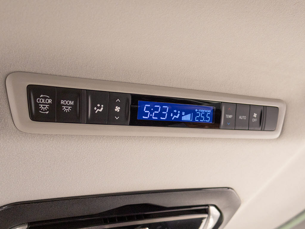 後席もVIP装備！こちらのお車は、エアコン
の設定も後席から操作出来るなど豪華！ゲス
トに喜んで頂ける装備ですね！