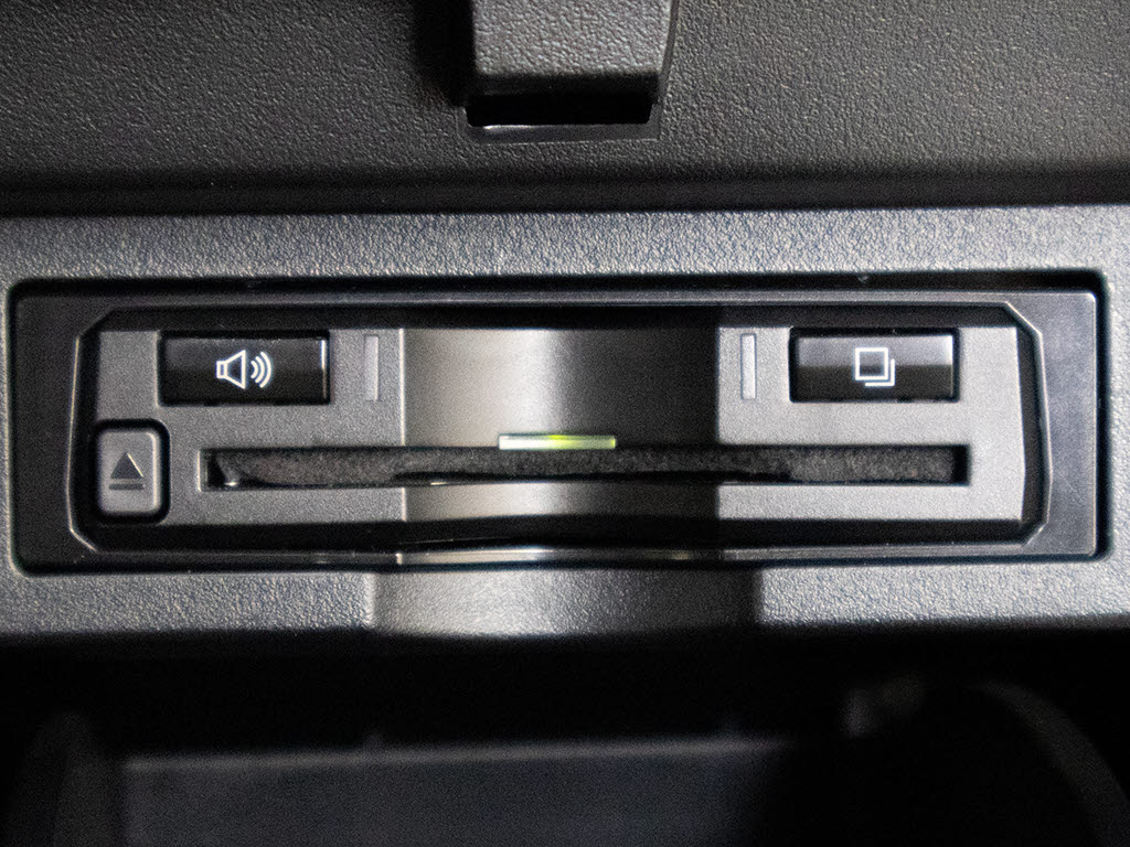 コンソール内一体型のビルトインＥＴＣ装備
！見た目の部分も良いですが、ＥＴＣカード
の盗難防止になる設置箇所です！料金所の渋
滞回避！時間帯・日によって料金の軽減を受
けられます！ストレス知らずのドライブ！