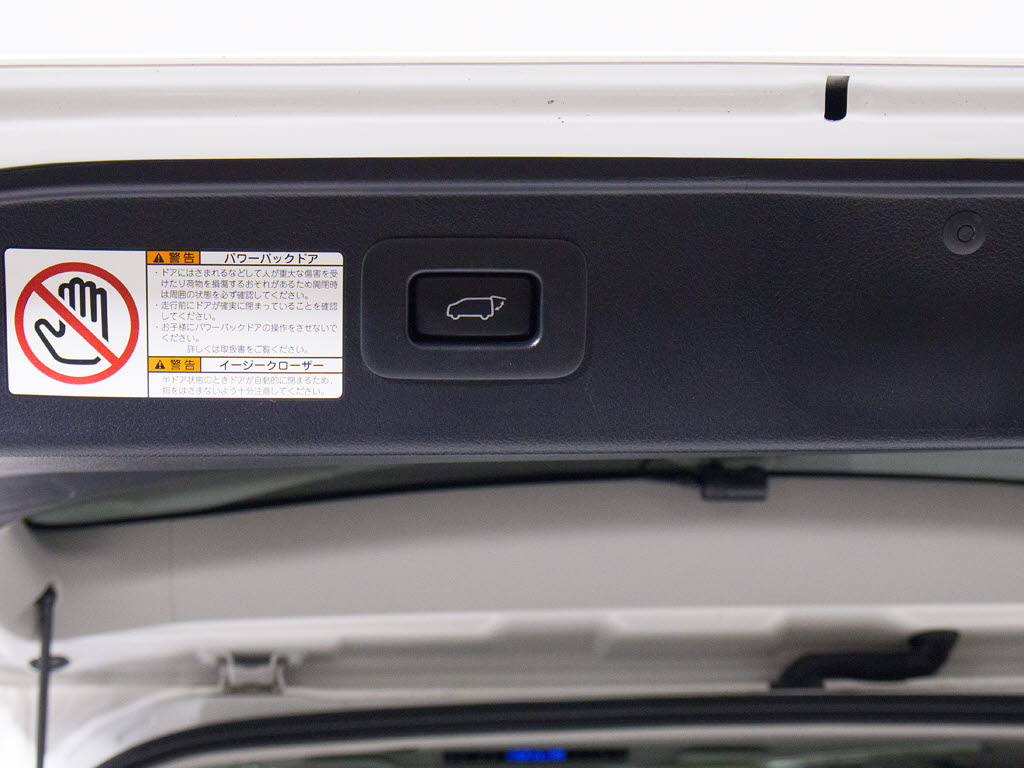 スイッチ操作でトランクリッドの自動開閉が
行えます。電子キー本体のワイヤレス機能や
運転席のスイッチからでもオープン操作が可
能です！高級車ならではの快適装備です！！
