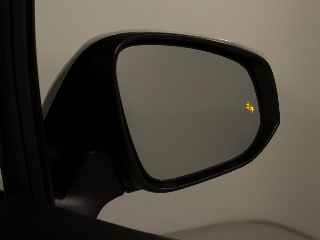 BSM（ブラインドスポット）モニター装備！
死角の車の接近をお知らせしてくれる安全装
備になります！