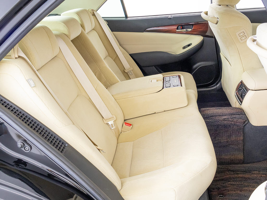 後席もVIP装備！後席センターコンソールの
画像です！こちらのお車には、後席にもパワ
ーシートが装備されています！更にオーディ
オなども後席から操作出来るなど豪華！ゲス
トに喜んで頂ける装備ですね！