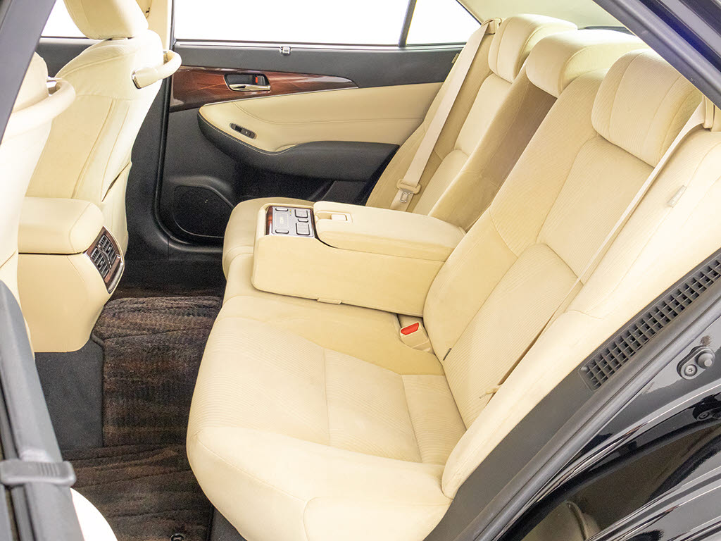 後席もVIP装備！後席センターコンソールの
画像です！こちらのお車には、後席にもパワ
ーシートが装備されています！更にオーディ
オなども後席から操作出来るなど豪華！ゲス
トに喜んで頂ける装備ですね！