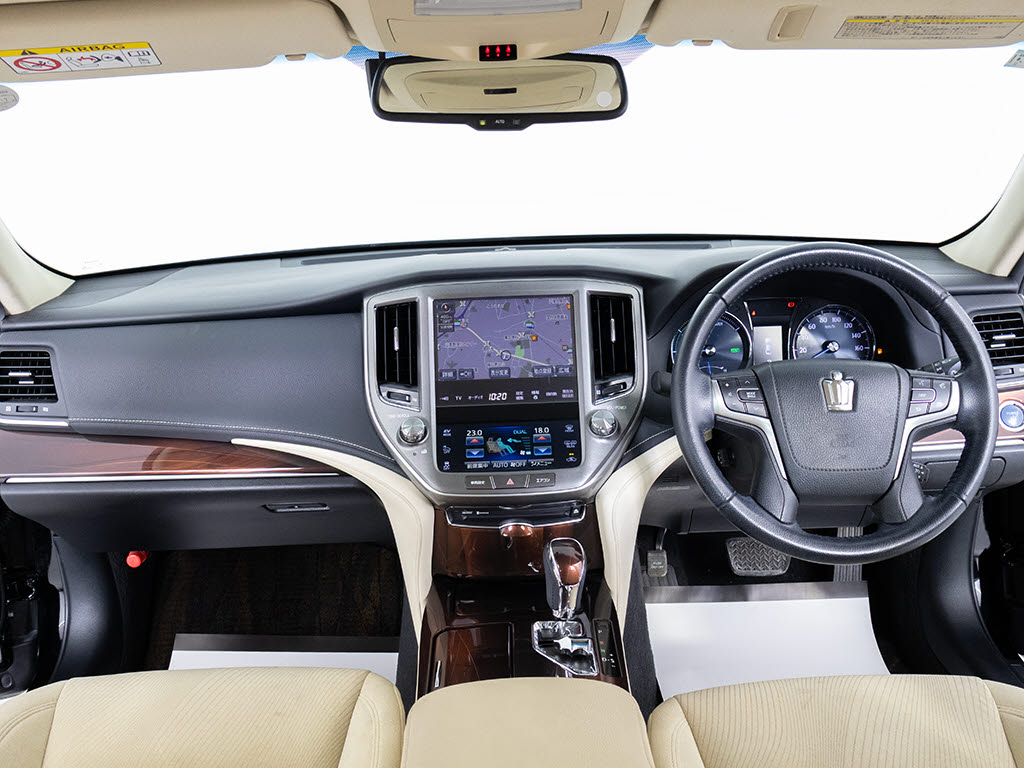使いやすさや安全性を追求したステアリング
周り！高級車ゆえにスイッチ類が多いのも特
徴ですね！考え尽くされた配置ですぐに使い
こなす事が出来ますのでご安心下さい！是非
、体感してみて下さい！！